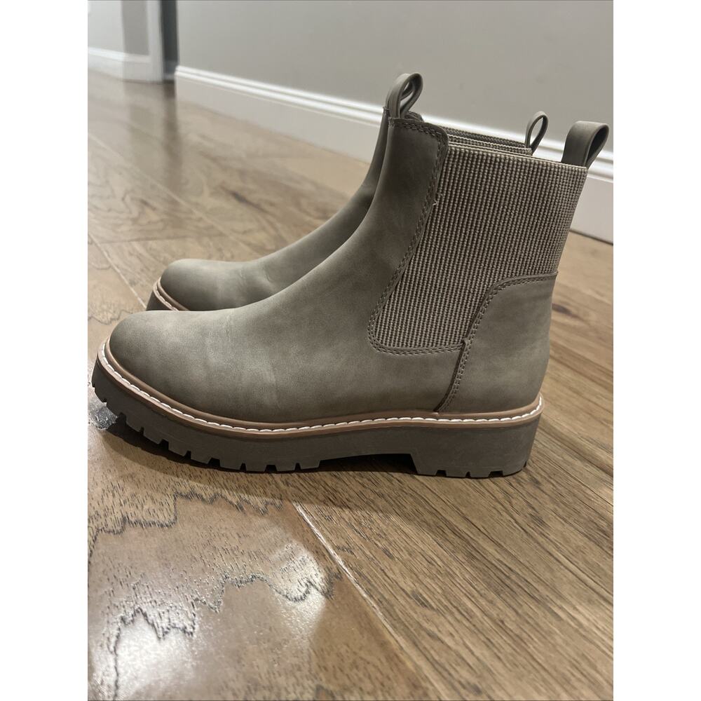 Dolce Vita Chelsea Leigha Boot Lightweight Ankle 1.25" Heel Beige Cream